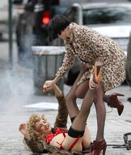 南京六合区顺杰彩钢 燕京大学の優等生！李雲龍がヤン・ホンルに乾杯